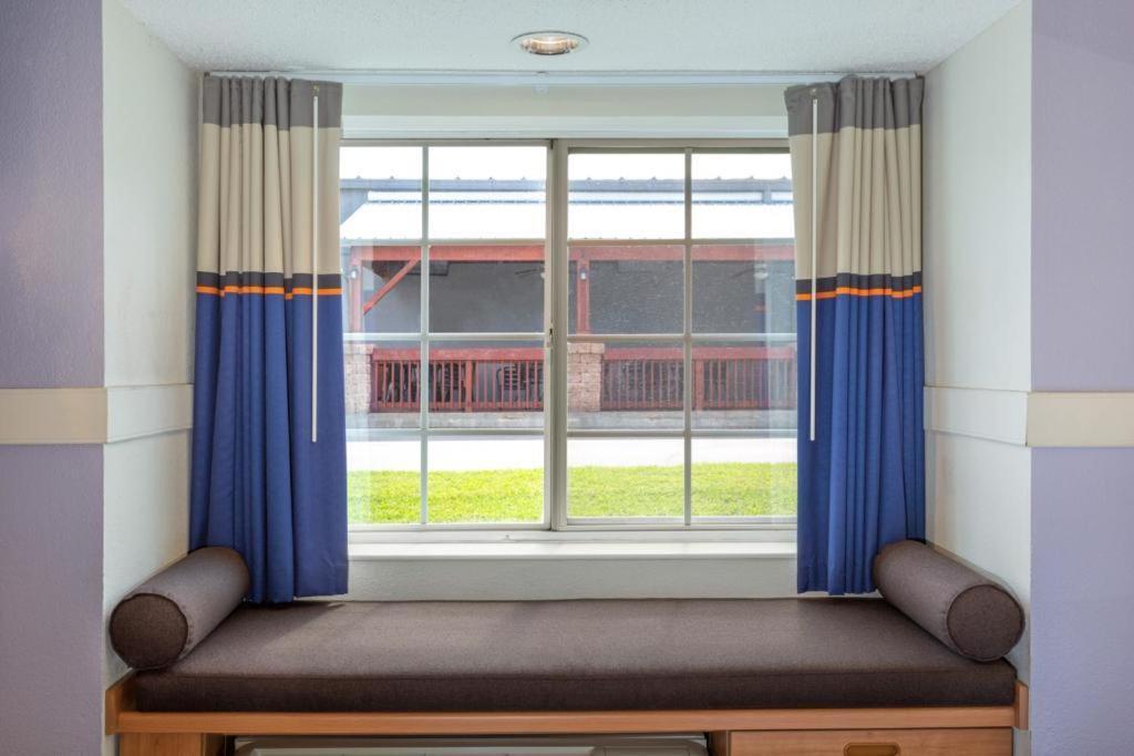 Microtel Inn & Suites By Wyndham Lillington/Campbell University Exterior photo